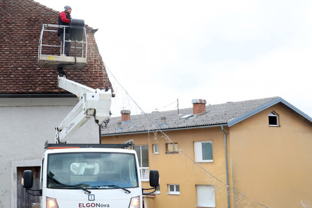ZAČETEK PRAZNIČNE  OKRASITVE CERKNICE 02 FOTO LJUBO VUKELIČ